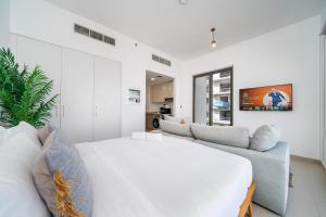 Bright Modern Studio in Town Square