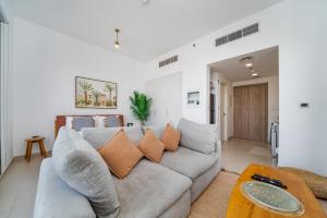 Bright Modern Studio in Town Square