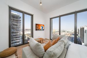 Bright Modern Studio in Town Square