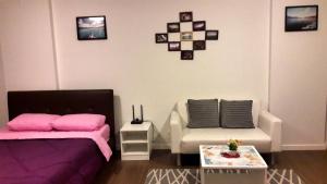 Baan Thew Lom Cha-am by Natcharee