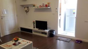 Baan Thew Lom Cha-am by Natcharee