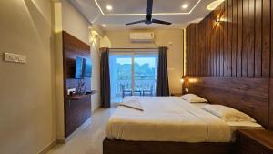 Dew River Castle Lake View Stay Aluva Cochin