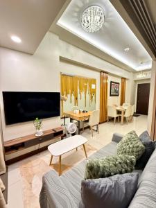 UPS27 Chic & Cozy Haven 8 our BGC luxe hideaway QueenBed & Sofabed