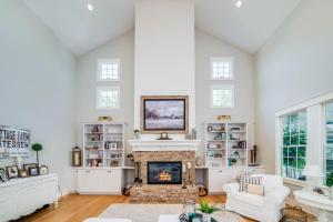 Luxury Retreat - Pool, Hot Tub, Outdoor Kitchen & Fire Pit