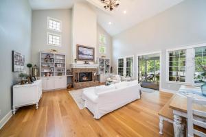 Luxury Retreat - Pool, Hot Tub, Outdoor Kitchen & Fire Pit