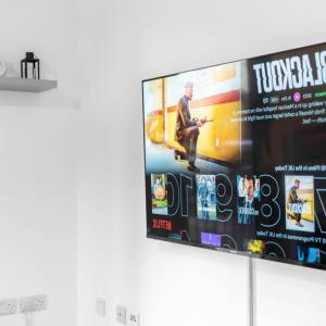Stylish Two Bed Apartment - Balcony - Parking - Netflix 4MC
