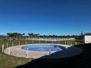 Amplio y Cómodo chalet a 15 minutos del centro con piscina y pistas de tenis