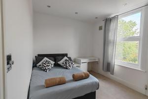 Spacious Apartment Sleeps 7 near central London