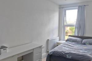 Spacious Apartment Sleeps 7 near central London