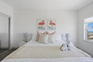 Be A Nomad - 2BR Beach Apartment - 1-Min Walk to Sand - Sleeps 4