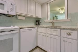 Walk to Beach! Hilton Head Island Escape with Pool