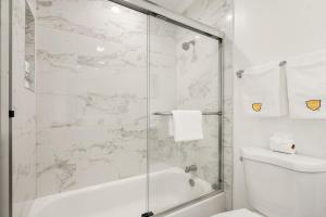 Lakefront 2BR Lavender Home with Patio and Water Views