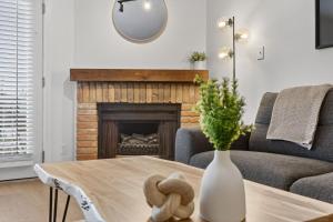 The Moose Lodge - Modern Condo in Collingwood