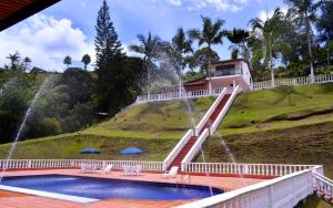Finca con Piscina gigante y con jacuzzi cerca al peñol