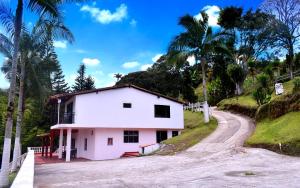 Finca con Piscina gigante y con jacuzzi cerca al peñol