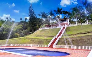 Finca con Piscina gigante y con jacuzzi cerca al peñol