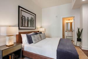 3BR ADA Condo Heart of Savannahs Historic Downtown