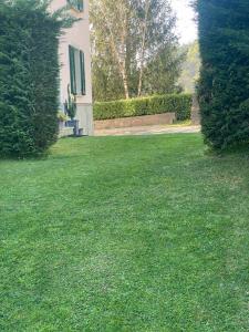 CASA PIER Tra montagne e lago con giardino e parcheggio