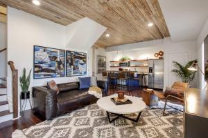 6BR Downtown Savannah Condo Walk to Nightlife