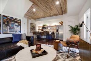 6BR Downtown Savannah Condo Walk to Nightlife