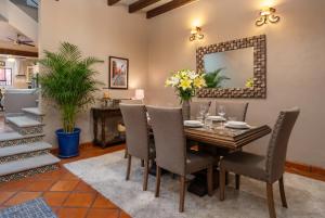 Casa Mimosa, 3BR Retreat with Rooftop & City Views