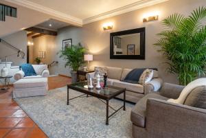 Casa Mimosa, 3BR Retreat with Rooftop & City Views