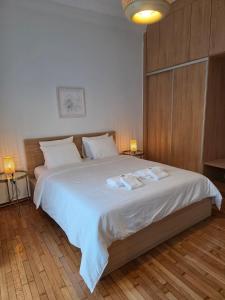 Spacious Art Apartment in Gazi 2 min Metro