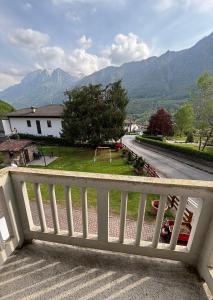 CASA PIER Tra montagne e lago con giardino e parcheggio