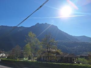 CASA PIER Tra montagne e lago con giardino e parcheggio