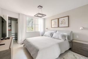 Newly Renovated Condo at The Yacht Club Aventura 1305