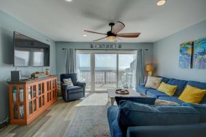 Oceanfront 3BR Queens Grant condo in Topsail Beach, perfect for family getaways.
