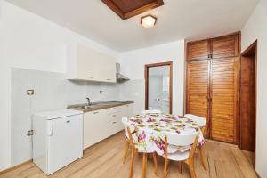 Apartment MARE ZAMBRATIJA