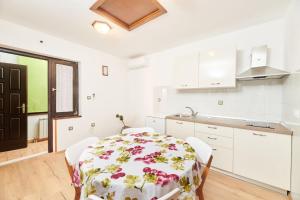 Apartment MARE ZAMBRATIJA