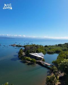 Habitación con vista al mar sobre una cafetería más desayuno