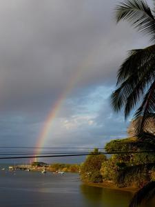Habitación con vista al mar sobre una cafetería más desayuno