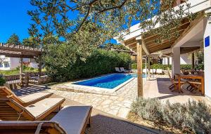 Gorgeous Apartment In Palit With House Sea View