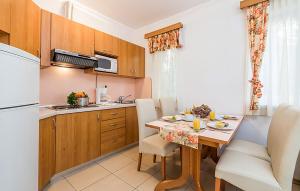 Gorgeous Apartment In Palit With House Sea View