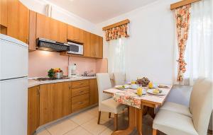 1 Bedroom Amazing Apartment In Banjol