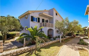 Beautiful Apartment In Palit With Wifi