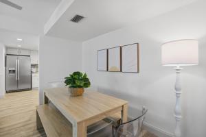 Be A Nomad - 1 Min to Jacksonville Beach - 3 Bed 3 Bath Apartment - Sleeps 6