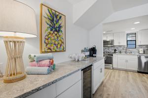 Be A Nomad - 1 Min to Jacksonville Beach - 3 Bed 3 Bath Apartment - Sleeps 6