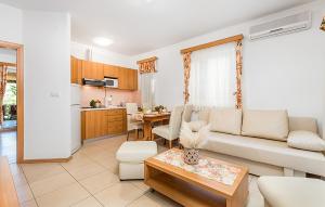 Lovely Apartment In Palit