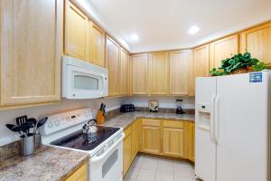 3rd floor condo w sauna hot tub shared pools balcony gym near theme parks