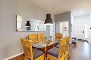 1st floor condo w gym sauna basketball court near theme parks