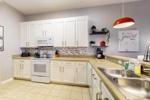 1st floor condo w gym sauna basketball court near theme parks