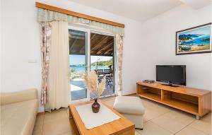 2 Bedroom Beautiful Apartment In Kampor