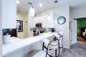 1st floor condo near theme parks gym tennis court pools