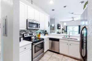 1st floor condo near theme parks gym tennis court pools