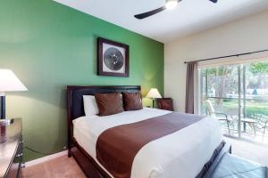 1st floor condo near theme parks gym tennis court pools