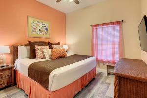 Dreamy condo near Disney with gym pool sauna tennis court fast WiFi & patio